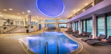 Una piscina techada, una piscina al aire libre de temporada
