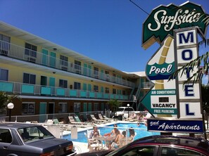 Un motel doté d’une piscine, de la climatisation et d’un parking gratuit.