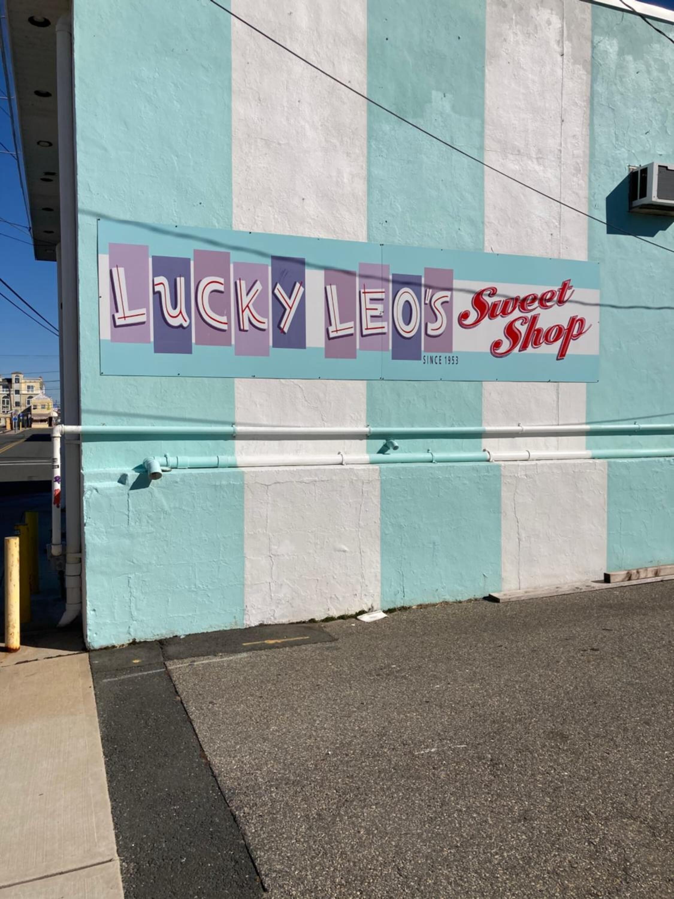 La façade d’un immeuble porte l’enseigne « Lucky Leo’s Sweet Shop » depuis 1953.