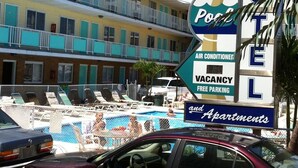Letrero de motel que anuncia piscina, aire acondicionado y estacionamiento gratuito.