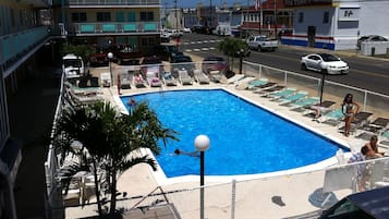 Kauden mukainen ulkouima-allas