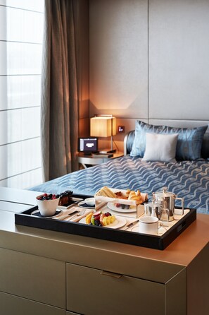 Premium bedding, down duvets, minibar, in-room safe - Armani Hotel Milano (Milan)