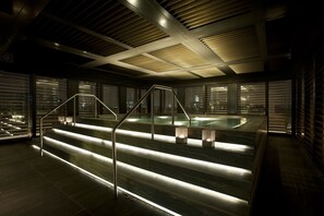 Indoor spa tub - Armani Hotel Milano (Milan)