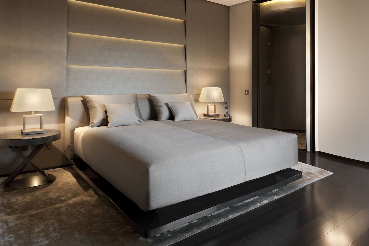 Premium bedding, down comforters, minibar, in-room safe