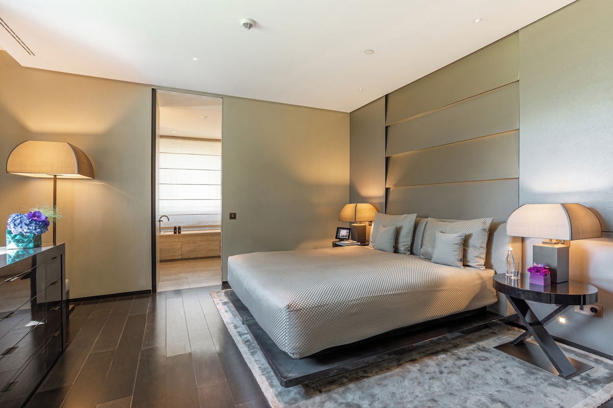 Premium bedding, down comforters, minibar, in-room safe