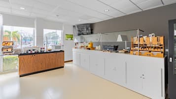 Free daily continental breakfast