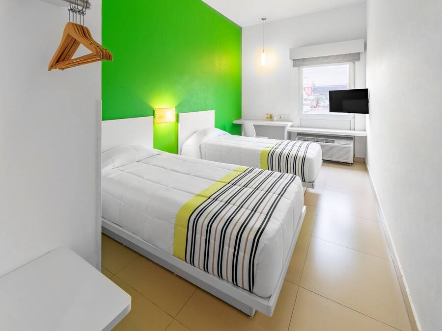 Habitación, 2 camas individuales | Escritorio, tabla de planchar con plancha, wifi gratis y ropa de cama