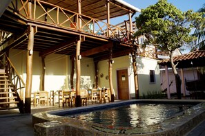 Alberca al aire libre y camastros 