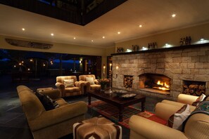 Fireplace - Kichaka Luxury Game Lodge (Grahamstown)