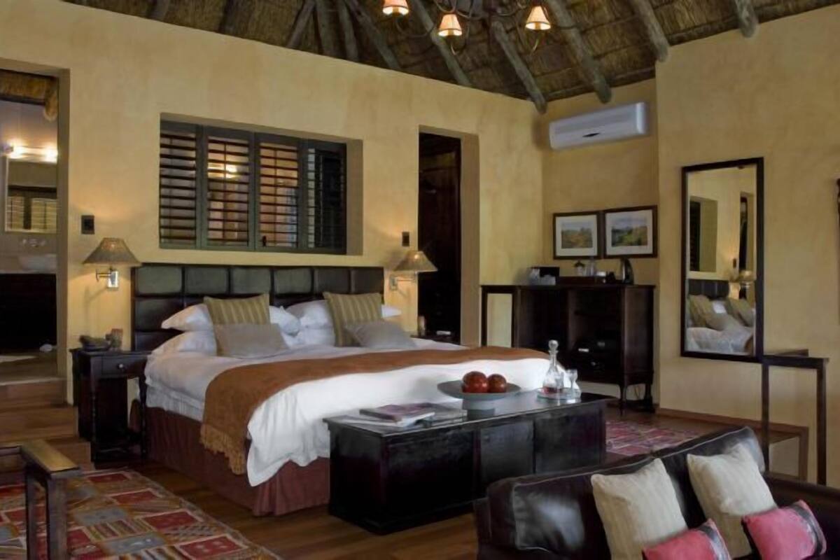 Luxury Suite | Premium bedding, minibar, in-room safe, desk