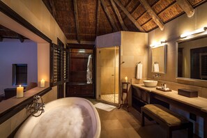 Luxe suite | Badkamer | Een aparte badkuip en douche, een diep bad, gratis toiletartikelen