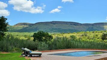 2 piscines extérieures, parasols de plage, chaises longues
