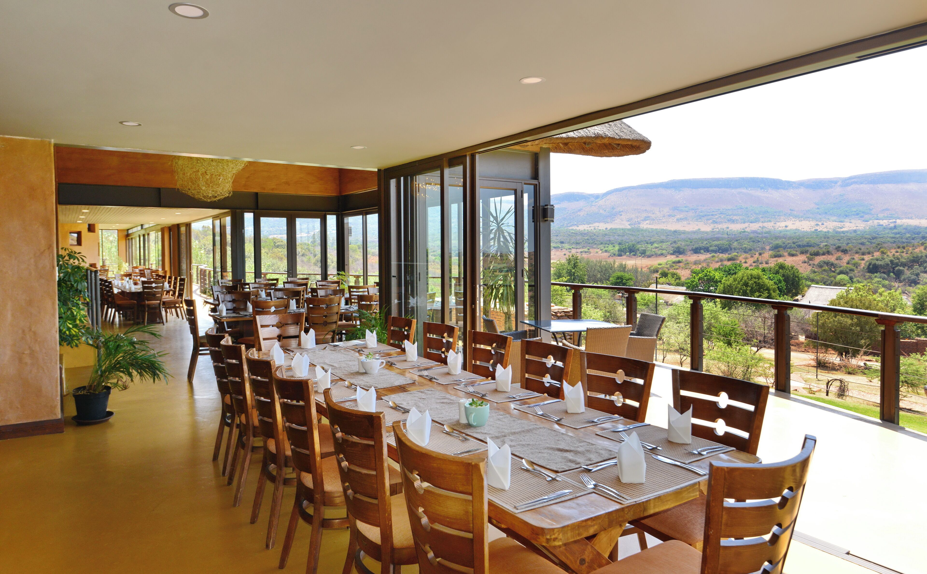 2 restaurants, breakfast served