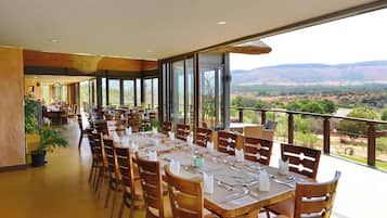 2 restaurants, breakfast served