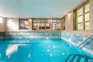 Una piscina cubierta, una piscina al aire libre