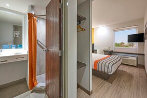 Room, 1 Queen Bed | Desk, iron/ironing board, free WiFi, bed sheets - City Express Junior by Marriott Mexicali (Mexicali)