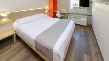 Desk, soundproofing, iron/ironing board, free WiFi