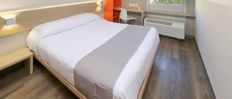 Skrivbord, ljudisolering, strykjÀrn/strykbrÀda och gratis barnsÀngar