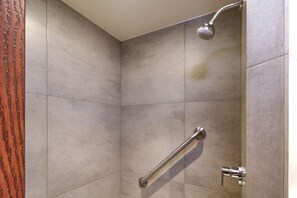 Shower, hair dryer, towels - City Express Junior by Marriott Tijuana Otay (Tijuana)