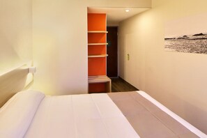 Room, 1 Queen Bed | Desk, soundproofing, iron/ironing board, free cribs/infant beds