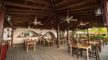 Se sirven desayunos y cocina internacional (con vistas al mar)