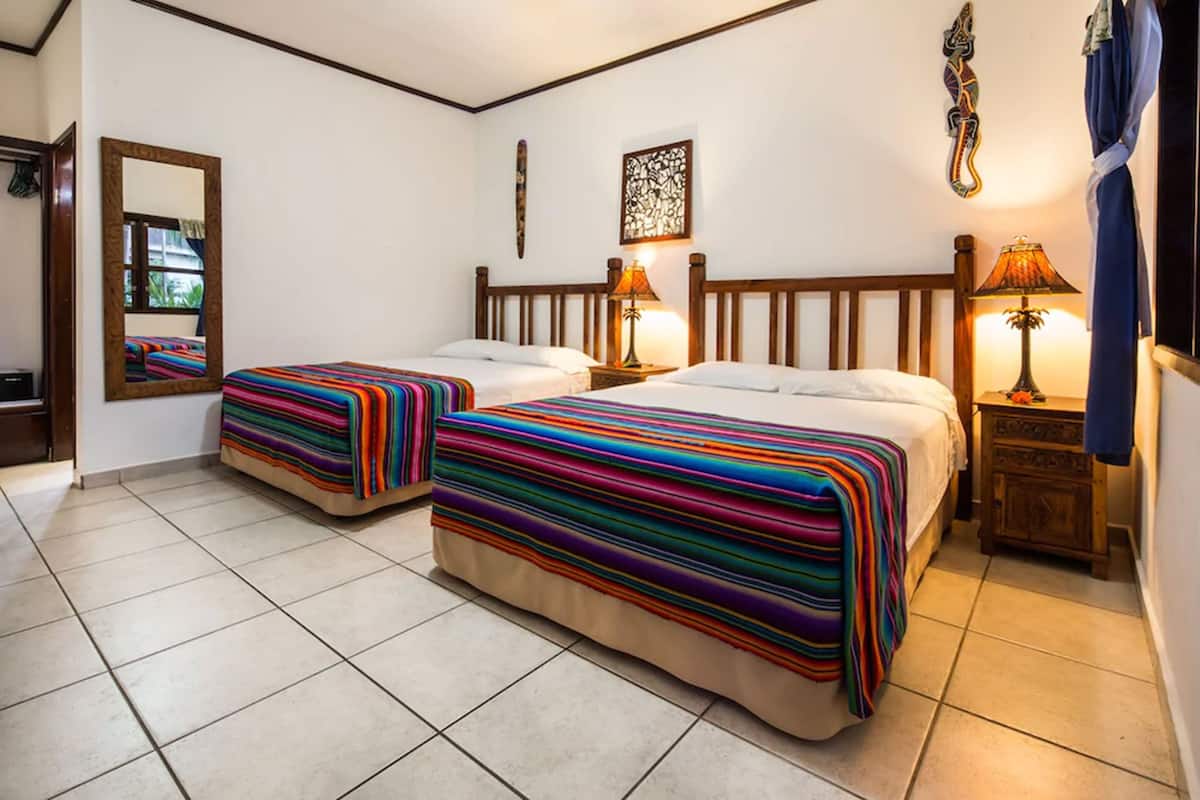 Habitación doble superior, 2 camas de matrimonio | Caja fuerte, decoración individual, cortinas opacas y wifi gratis