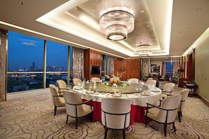 3 restoran, melayani sarapan, makan siang; sajian masakan Cina