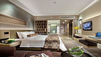Superior Room | Premium bedding, down comforters, pillowtop beds, minibar