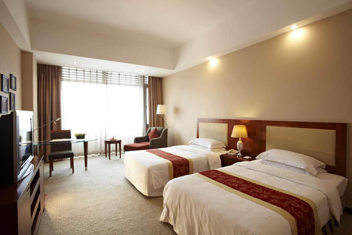 Deluxe Room | Tempur-Pedic beds, minibar, in-room safe, desk