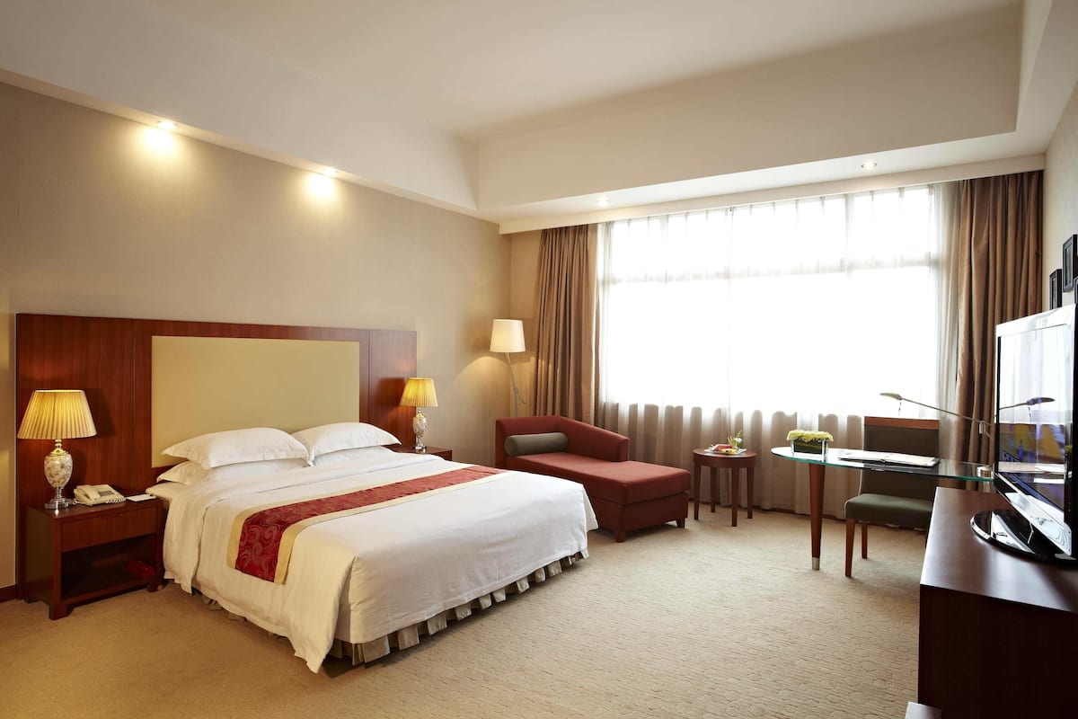 Executive Room | Tempur-Pedic beds, minibar, in-room safe, desk