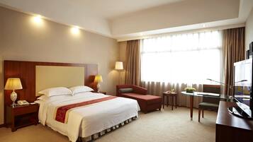 Executive Room | Tempur-Pedic beds, minibar, in-room safe, desk