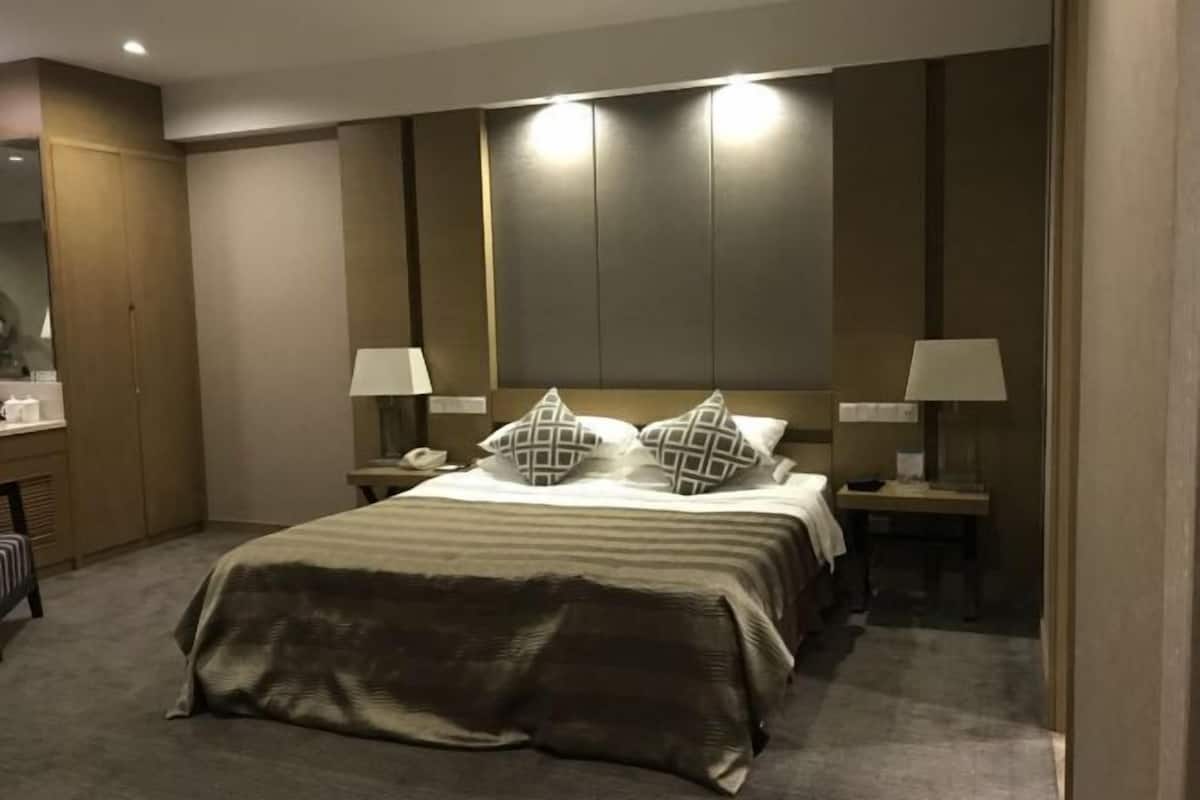 Tempur-Pedic beds, minibar, in-room safe, desk