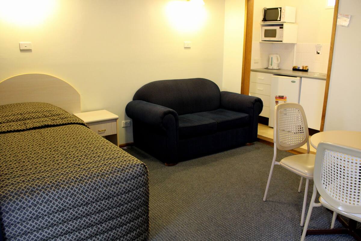Deluxe Twin Room, 2 Bedrooms, City View | Living area | Flat-screen TV, DVD player