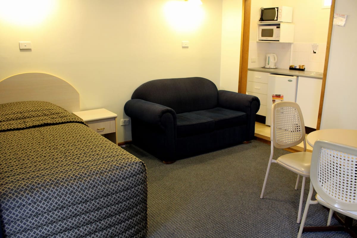 Deluxe Twin Room, 2 Bedrooms, City View | Living area | Flat-screen TV, DVD player