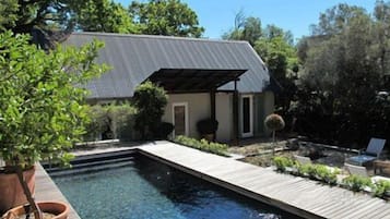 Hồ bơi ngoài trời, dù/ô trên bãi biển/hồ bơi, ghế dài tắm nắng