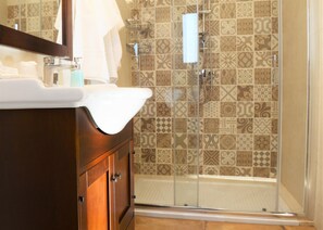 Shower, free toiletries, hair dryer, bathrobes - Il Castello (Petralia Sottana)