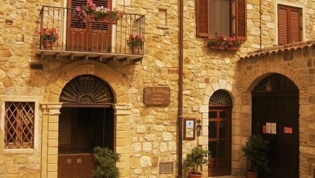 Un edificio de piedra con un cartel que dice "Il Castello".