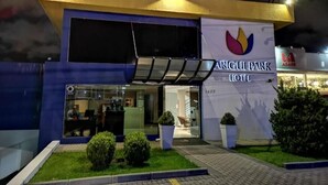 A hotel entrance with a modern design, including a glass facade and a covered entrance area. - Barigui Park Hotel (Curitiba)