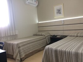 Escritorio, wifi gratis y ropa de cama 