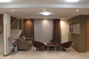 Coin salon dans le hall