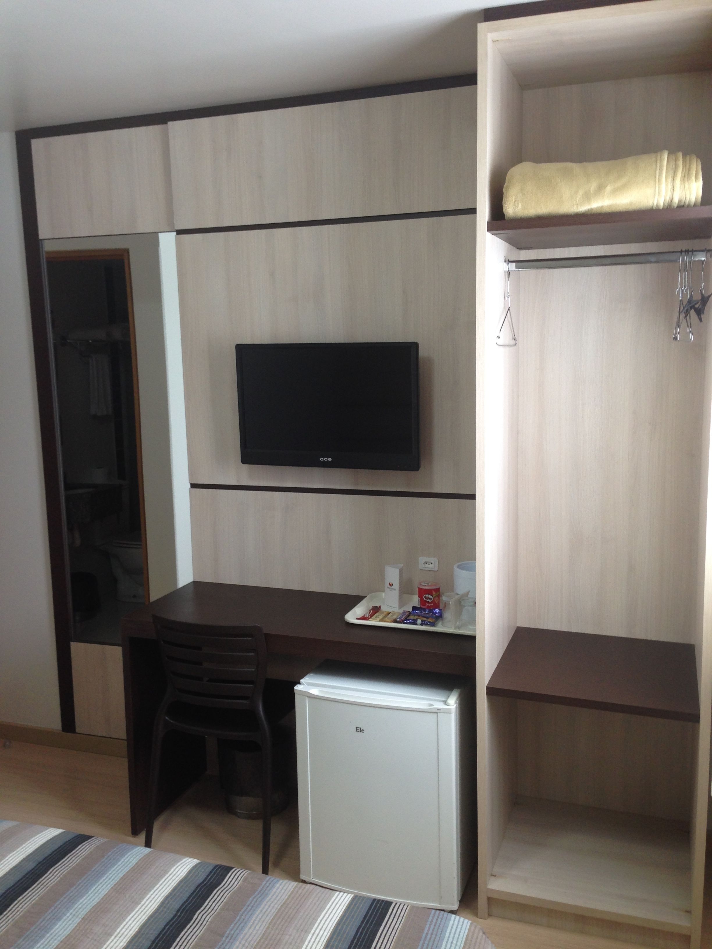 desk, free wifi, bed sheets