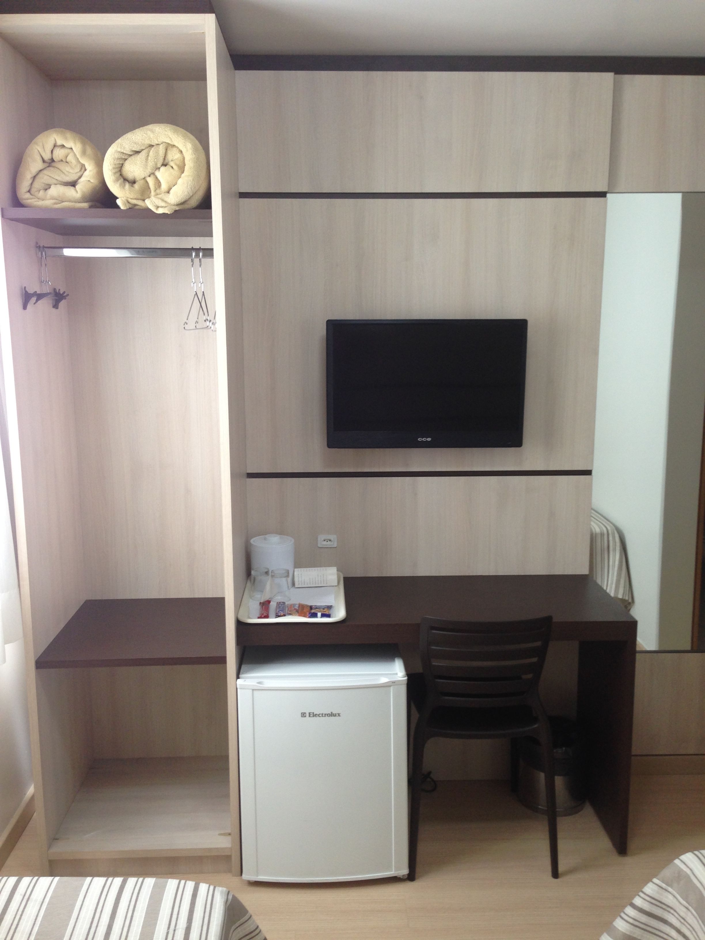 desk, free wifi, bed sheets