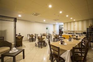 Desayuno bufé gratuito y diario