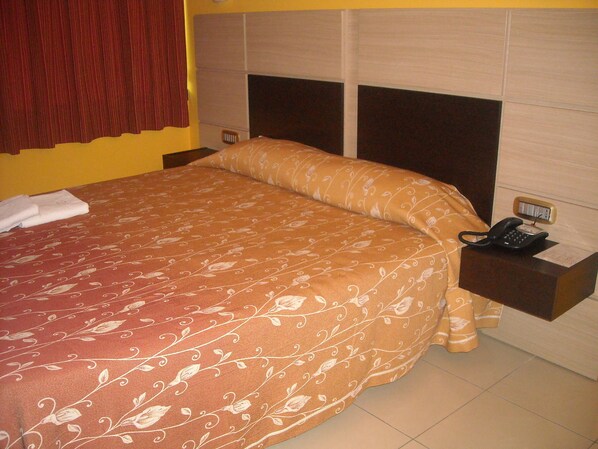 Habitación con 1 cama doble o 2 individuales | Minibar, mobiliario individual, escritorio y cortinas opacas