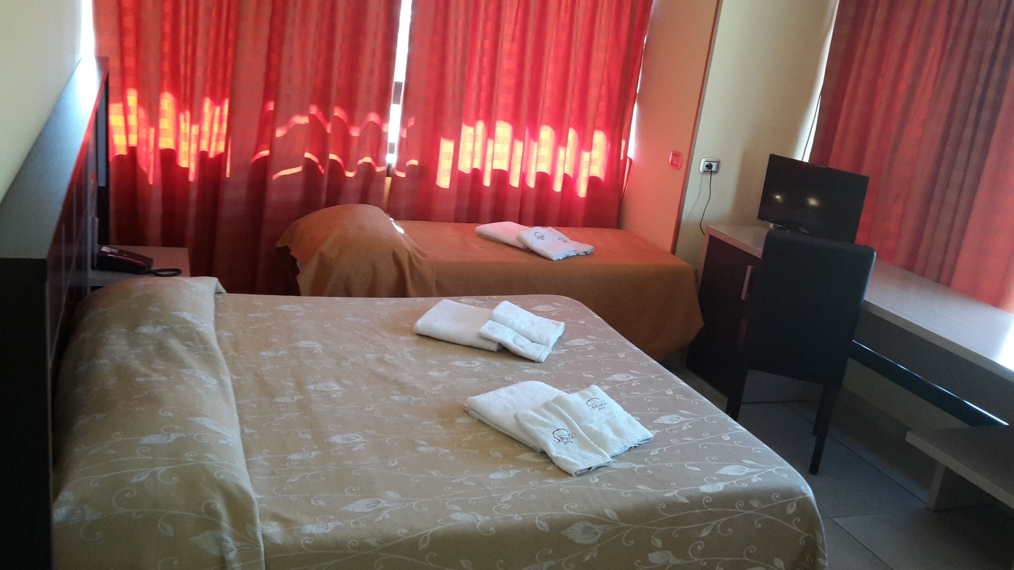 Habitación triple | Minibar, muebles diferentes, escritorio y cortinas blackout 