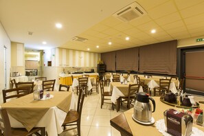 供应早餐、午餐和晚餐