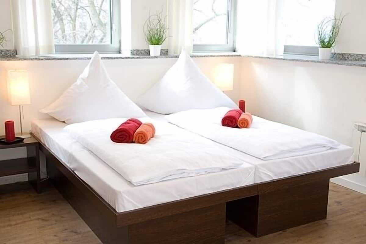 Basic Double or Twin Room, Private Bathroom | Premium bedding, down duvets, pillow-top beds, desk