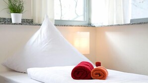 Premium bedding, down duvets, pillow-top beds, desk - Hostel Köln (Cologne)
