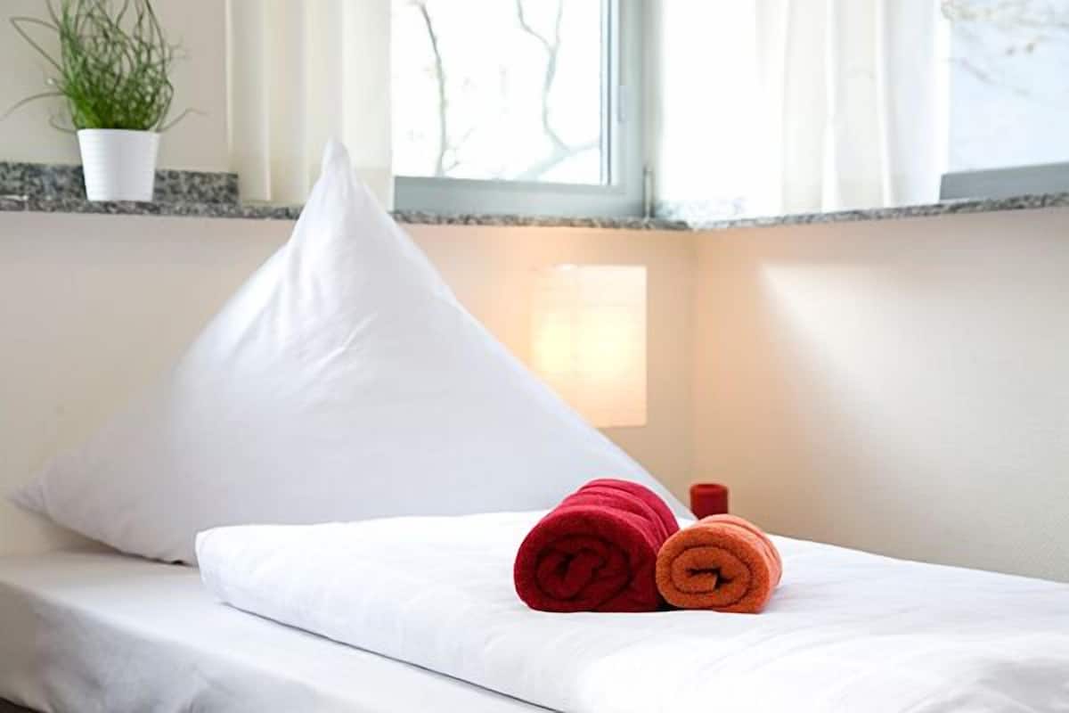 Singola Basic, bagno privato | Biancheria da letto di alta qualità, copriletto in piuma