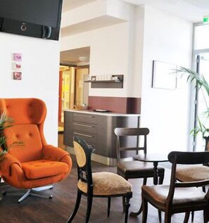 52-cm LCD TV with cable channels, TV - Hostel Köln (Cologne)